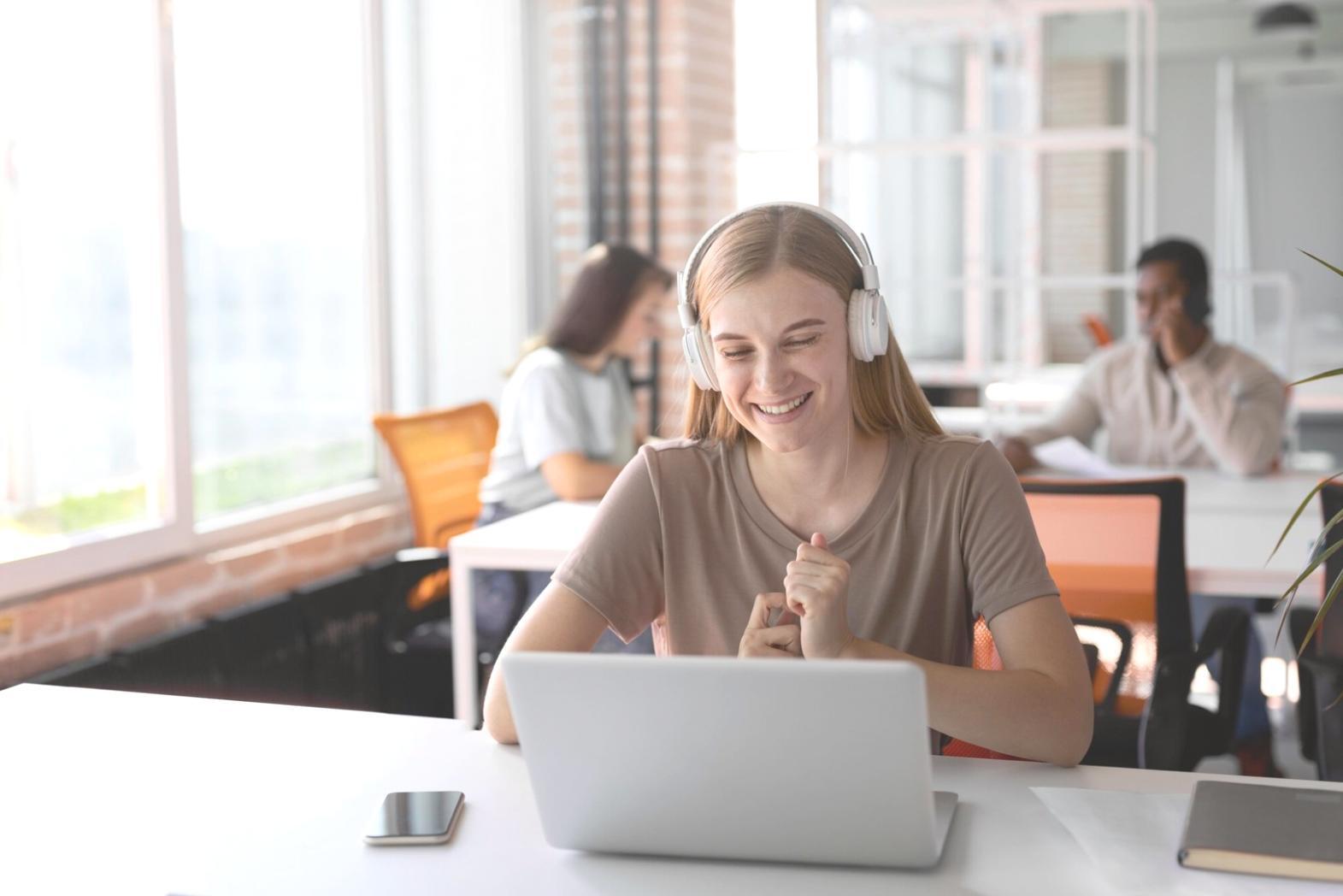 Espace de travail moderne avec documents financiers et ordinateur portable